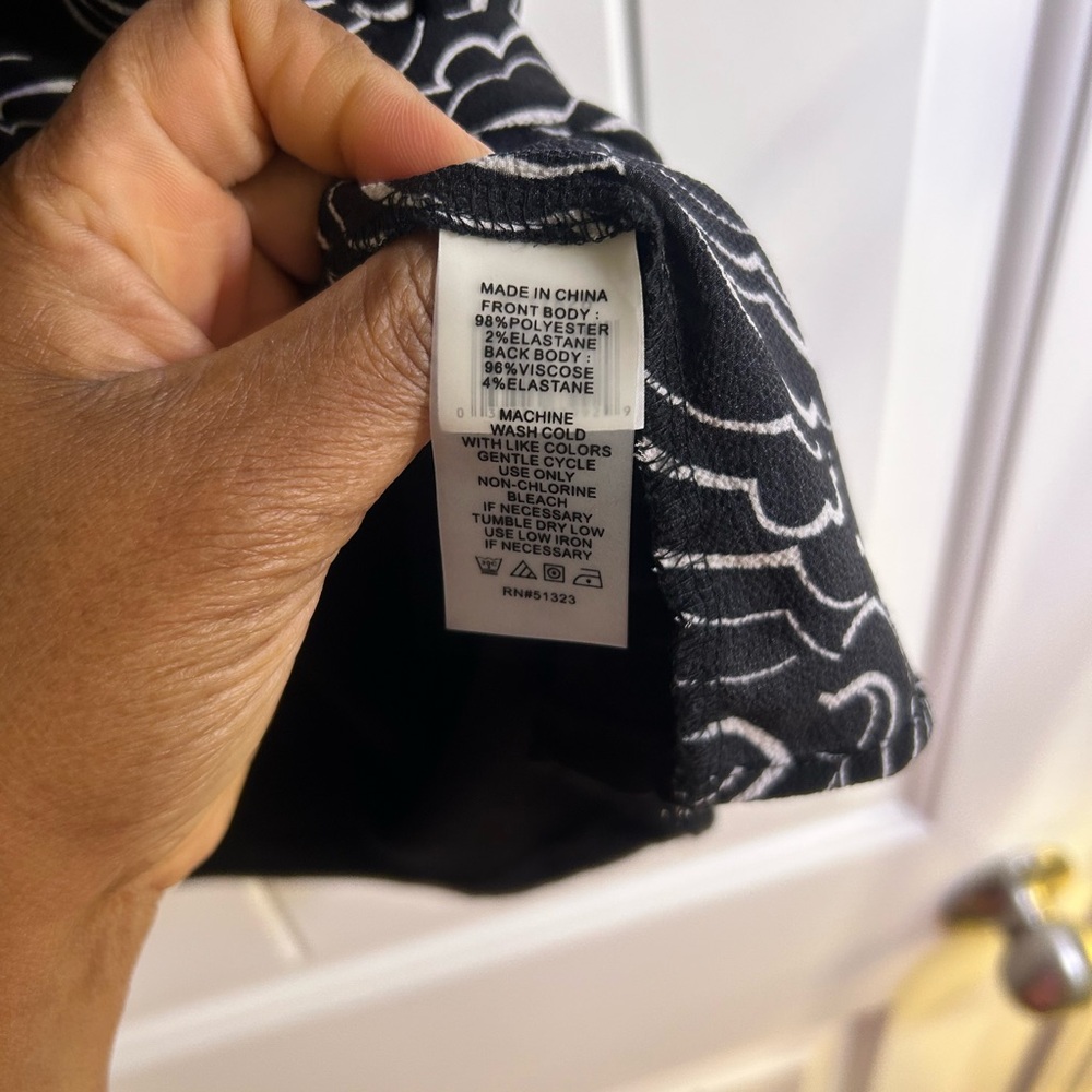 Vince Camuto Sleeveless Blouse Medium Black White Floral V-Neck Work Top - Picture 3 of 6